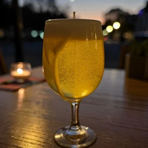 Bierkerze Handgegossene Bierkerze mit realistischer Schaumkrone aus veganem Sojawachs – Hopfen Malz Duft – Kerzenwunder Berlin